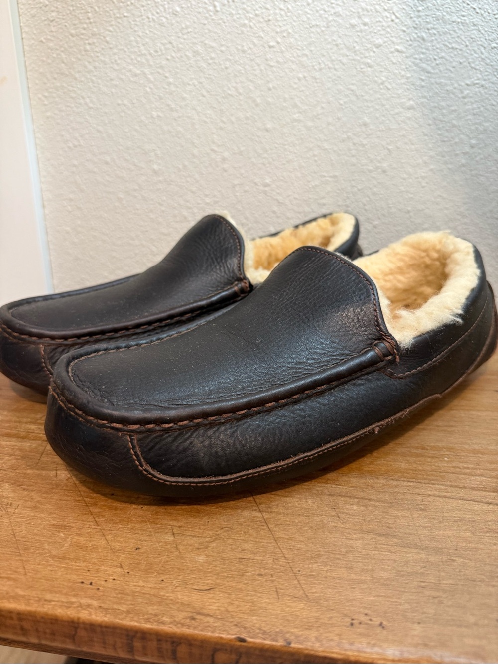 UGG Australia Ascot Leather Slippers Men’s 11 Brown Shearling Lined